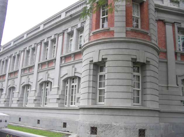 入口を正面に見て左側の外観